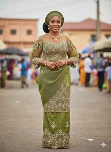 Robe de mariée traditionnelle nigériane éco-responsable pour filles, avec un design floral, des broderies dorées complexes et une base verte - Product Image 4