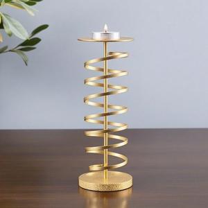 Elegante portavelas en espiral dorado Soporte decorativo elegante único para decoración del hogar y ocasiones navideñas - Product Image 3