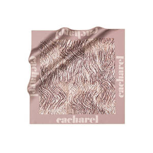 ผ้าพันคอไหมสี่เหลี่ยมสีชมพูพาสเทลลายทางหยัก - Product Image 1