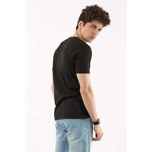 เสื้อยืดสีดำที่มีพลังสร้างสรรค์ของผู้ชาย - Product Image 4