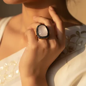 Bague pour femme plaquée or rose romantique, style incrusté tendance avec pierre précieuse blanche et accents de pierre noire, éternité romantique - Product Image 2