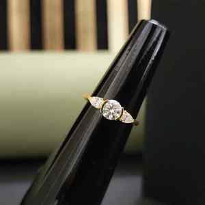 Elegante Anillo de Moissanita con Tres Piedras Redondas y en Forma de Pera en Oro Sólido de 14K, Certificado IGI, Chapado en Oro de 14K, para Regalo de San Valentín - Product Image 1