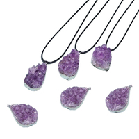 Collier pendentif tendance en améthyste naturelle brute plaqué or, style vintage, avec grappe de cristaux géométriques, cadeau idéal pour les fêtes
