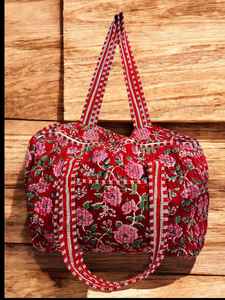 Sac de voyage matelassé en coton de créateur |   Sac de voyage fait main à imprimé floral |   Sac de voyage élégant - Product Image 2