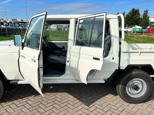 LandCruiser GRJ78 2023, Doble Cabina, Manual, SUV Oscuro, 7 Velocidades, Techo Corredizo, Portaequipajes de Aleación de Aluminio, Motor 4.1-6L - Product Image 5