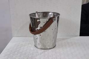 Seau à glace métallique utilisé pour servir de la glace pour les boissons et tous sont fabriqués en métal de haute qualité avec une poignée intégrée. - Product Image 4