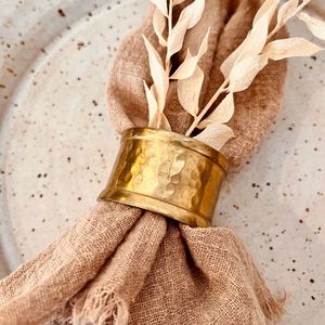 Rond de serviette en métal à motif floral en relief exclusif pour les tables à manger d'événements spéciaux avec un attrait vintage et traditionnel - Product Image 2