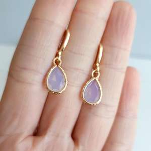 Pendientes de Aro Huggie con Joya de Ópalo Blanco en Forma de Lágrima, Plata de Ley 925, Chapado en Oro de 14K, Joyería Hecha a Mano, Regalo para Ella - Product Image 4