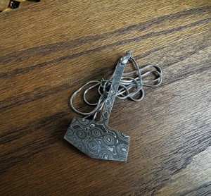 Collar con colgante de martillo de Thor de acero de Damasco para hombre, estilo vintage, regalo temático, regalo de cumpleaños, regalo para él, colgante personalizado - Product Image 5