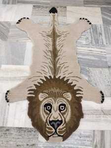 Vente en gros de tapis tufté en laine de luxe imprimé sur mesure tapis tuftés à la main beiges noirs avec motif animal - Product Image 4