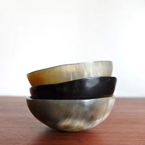 Bol à salade en corne de buffle véritable de qualité supérieure naturelle faite à la main pour servir les fruits ou la décoration intérieure de la cuisine en Inde - Product Image 1