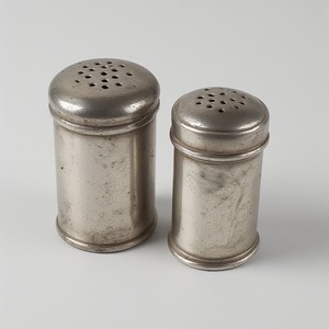 Molinillo de sal y pimienta de acero inoxidable hecho a mano con tapa de latón adornado Artesano hecho a mano diseñado para Decoración - Product Image 1