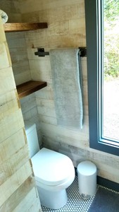 Maisonnette conteneurisée clé en main 8x20, lumineuse et personnalisée – Fenêtres géantes, salle de bain complète - Product Image 3