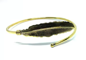 Brazalete de Latón con Hojas de Estilo Bohemio Moderno, Hecho a Mano con Alta Calidad, para Mujer, Ideal para Aniversarios y Ocasiones Especiales - Product Image 2