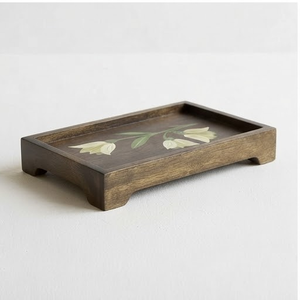 Plateau décoratif rectangulaire en bois d'acacia avec motif floral, style rustique artisanal, pour table à manger, pièce unique - Product Image 4
