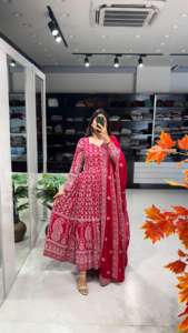 Faux Georgette Gown Partywear Look avec Dupatta en soie russe pour filles Festival Gown disponible à la vente - Product Image 4