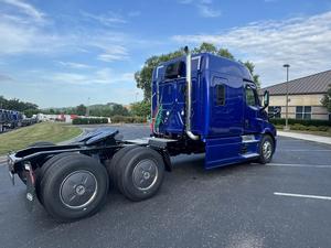 Camion Freightliner Cascadia Conventional Sleeper d'occasion 2026, moteur diesel 10 cylindres, caméra arrière 360°, écran tactile, automatique - Product Image 6
