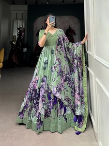 Vestido de seda Tussar con estampado floral y colección de vestidos de novia con toque de encaje que incluye Dupatta - Product Image 4