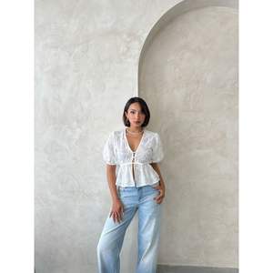 Blusa de voile bordada con lazo frontal para mujer - Product Image 4