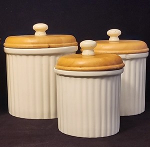 Ensemble de 3 pots de rangement en céramique côtelée avec couvercles en bois, contenants hermétiques et adaptés aux aliments, organisateur de cuisine durable - Product Image 1