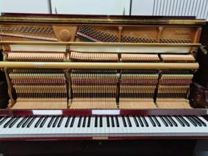 Piano Vertical Kawai KL32BF Rojo Vino de Alta Calidad, Piano Japonés Usado al por Mayor, Tamaño Compacto con Sonido Rico, Original de Japón - Product Image 3