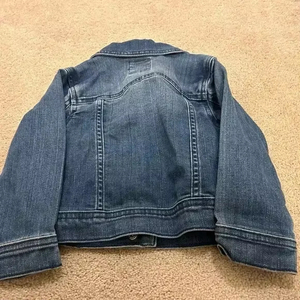Nouveau design durable femmes en détresse déchiré décontracté Jean veste 2025 ajusté haute qualité Denim avec fourrure prix de gros - Product Image 3
