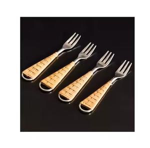 Ensemble de couverts en métal à poignée en rotin classique couverts en acier inoxydable de qualité supérieure pour hôtel et restaurant - Product Image 1