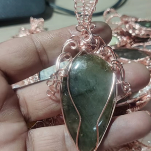 Impresionante colgante de Metal hecho a mano Chapado en oro Labradorita 25To30MM para joyería de moda con regalo de feliz cumpleaños para mujeres - Product Image 1