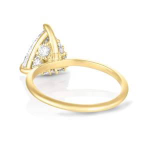 Anillo de Moissanita con Corte Trillion de 1.50 Quilates y Halo Oculto en Oro Amarillo - Product Image 3