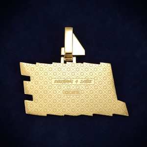 Pendentif personnalisé JAYTEE avec 4 moissanites, en or 14 carats, plaque nominative unique et élégante avec un charme luxueux - Product Image 4