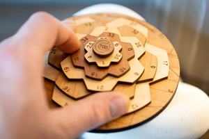 Jeu de puzzle de rotation de chiffres en bois artisanal pour adultes et enfants, jeu éducatif et défi de résolution de problèmes en provenance d'Inde - Product Image 6