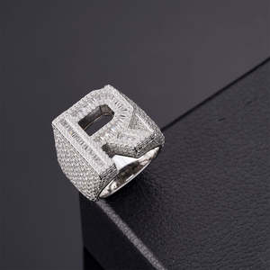 แหวนฮิปฮอปประดับเพชรโมอิสซาไนต์ 26 ตัวอักษร แบบสั่งทำ วัสดุเงินแท้ 925 สไตล์วินเทจ สำหรับเป็นของขวัญแต่งงานที่ได้รับการรับรอง สำหรับผู้ชายและผู้หญิง - Product Image 4