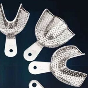 Ensemble de 10 plateaux dentaires perforés en acier inoxydable autoclavables de haute qualité - Product Image 3