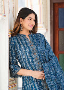 Ensemble Kurta Anarkali en rayonne à imprimé floral bleu pour femmes avec col mandarin et manches évasées, accompagné d'un pantalon et d'un dupatta assortis - Product Image 5