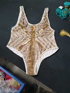 Sexy beige nouveau design robe sexy personnalisée pour la sortie à la plage ensemble de bikini perlé audacieux prêt à porter - Product Image 2