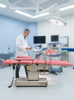 Table d'accouchement électrique pliable avec fente latérale pour les jambes, table d'opération gynécologique pour l'hôpital et la maternité