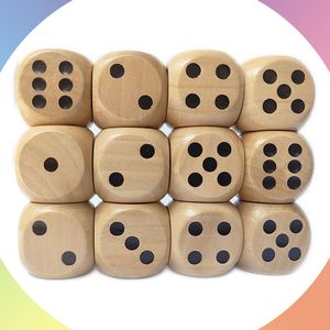 Dés en bois classiques parfaits pour les jeux traditionnels, offrant des bords lisses, des lancers équilibrés et un style intemporel pour tous - Product Image 3