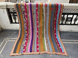 Vente en gros de courtepointe Kantha indienne vintage de haute qualité et authentique fabriquée à partir de saris vintage recyclés - Product Image 4