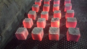 Transformez votre expérience de barbecue avec la saveur unique de notre charbon de bois de narguilé indonésien en sciure de noix de coco. - Product Image 2