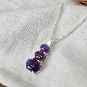 Triple ovale améthyste pierre précieuse pendentif serti de griffe pendentif en argent - Product Image 5