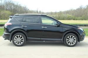 Toyota Rav 4 I4 2017 / Disponible à la vente avec faible kilométrage, moteur essence, véhicule propre et sans accident, aucun problème. - Product Image 4