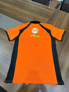 Camisa de Negocios Unisex de Alta Calidad, Tejido de Piqué de Poliéster, Color Naranja y Negro, Bloques de Color, Manga Corta, Cuello Acanalado - Product Image 2