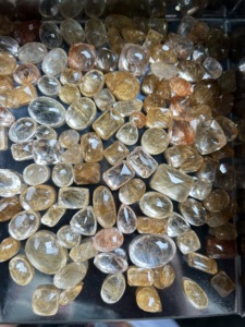 Pierre de Quartz rutilée dorée à facettes naturelles de qualité AAA Mélange de pierres précieuses en vrac taillées Taille personnalisable certifiée - Product Image 2