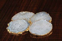 Sous-verre en agate blanche en gros avec bordure dorée électroplaquée, sous-verre en pierre naturelle
