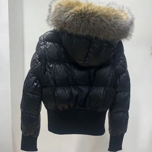 Chaqueta acolchada con capucha de diseño informal Chaqueta de invierno con cremallera de alta calidad Chaqueta acolchada elegante de color personalizado para mujer - Product Image 1