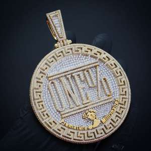 Colgante de diamante redondo de moissanita con acabado de oro blanco de 14 quilates hecho a medida con regalo de letra inicial para él - Product Image 1