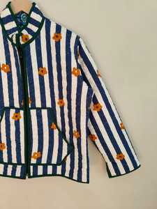 เสื้อแจ็คเก็ตผ้าควิลท์ลายทางสีน้ำเงินขาวสำหรับผู้หญิง ทำด้วยมือจากผ้าฝ้าย แจ็คเก็ตคันธาพิมพ์ลายดอกไม้ สไตล์โบฮีเมียน เสื้อโค้ทฤดูหนาวแบบมีซิป - Product Image 4