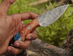 Couteau de survie en plein air de haute qualité, fait à la main, en acier Damas, avec manche en bois, personnalisé avec étui - Product Image 3