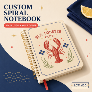 Quaderno LABON personalizzato Red Lobster Club con copertina color crema, illustrazione vintage di un aragosta, stelle dorate, motivo <span class=keywords><strong>a</strong></span> <span class=keywords><strong>quadretti</strong></span>, alghe marine, rilegatura <span class=keywords><strong>a</strong></span> spirale. - Product Image 1