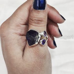 แหวนเงินแท้ 925 ประดับพลอยอะมีทิสต์ดิบธรรมชาติ สำหรับผู้หญิง แหวนวันเกิดเดือนกุมภาพันธ์ พลอยสามเม็ด - Product Image 2